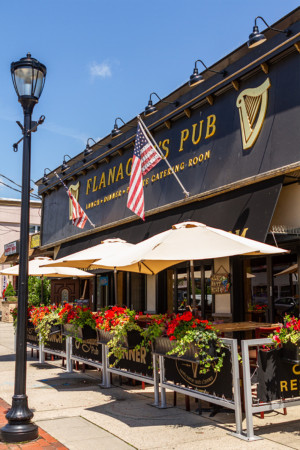 Font of House and Outdoor Dining Font of House and Outdoor Dining